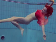 歐美泳池裡的紅發女郎